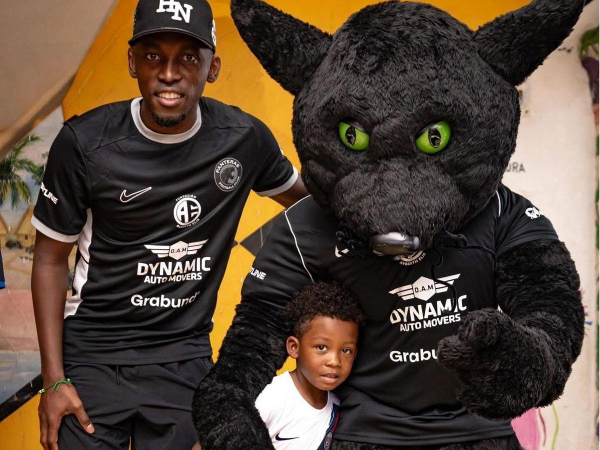 ¡Para ponerse de pie! Alberth Elis sorprende a los niños de San Juan Pueblo en plena navidad