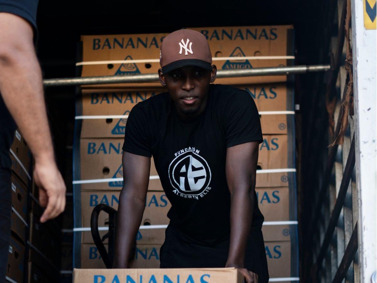 Para ponerse de pie: Fundación de Alberth Elis sorprende con donación a catrachos de cuatro ciudades de Honduras