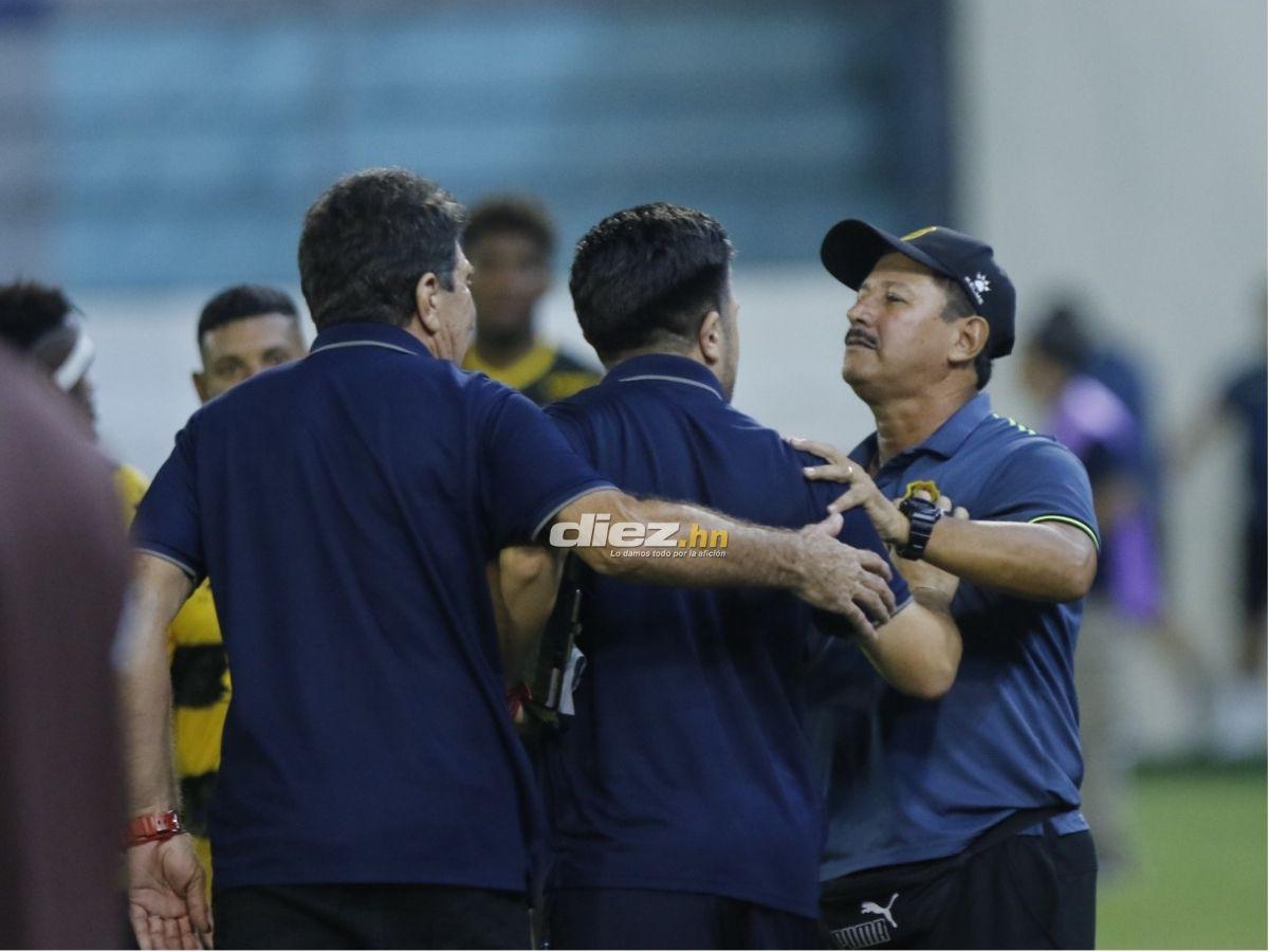 Barra de Real España sacó espectacular manta, chica bella robó suspiros y agarrón de Héctor Vargas con “La Máquina”