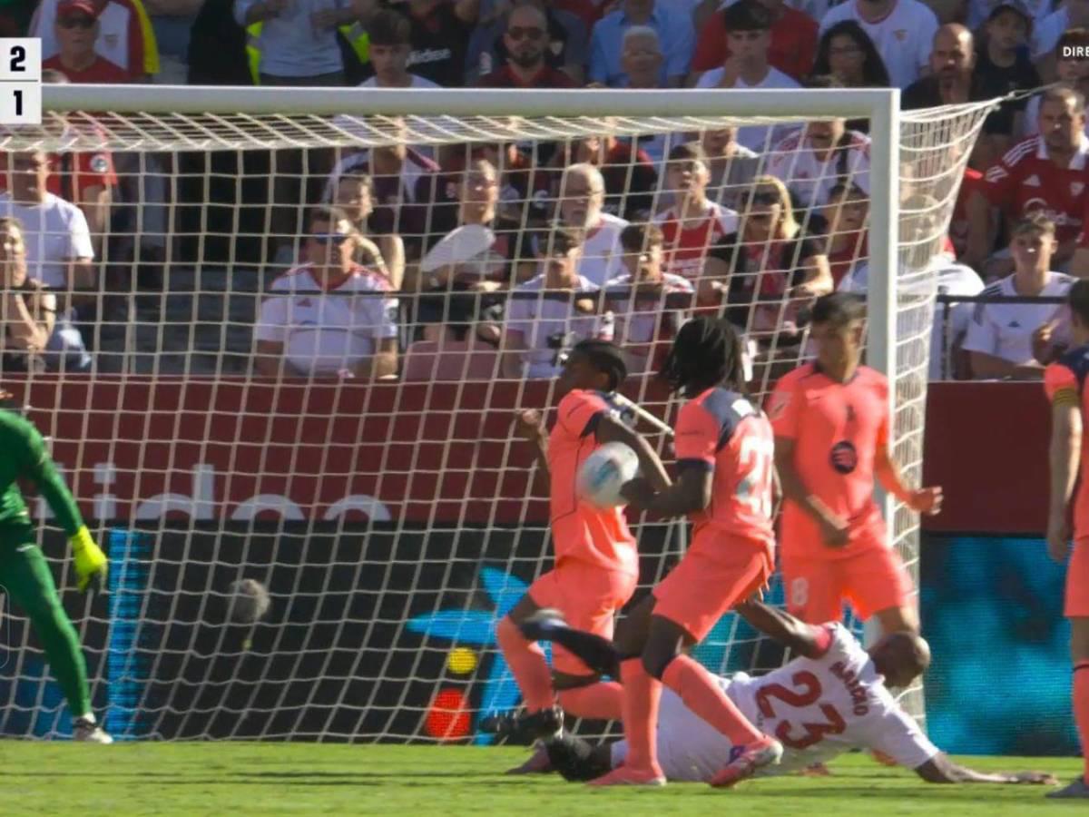 La gran polémica en el Sevilla-Barcelona, Lewandowski fue el villano y la amargura de Hansi Flick