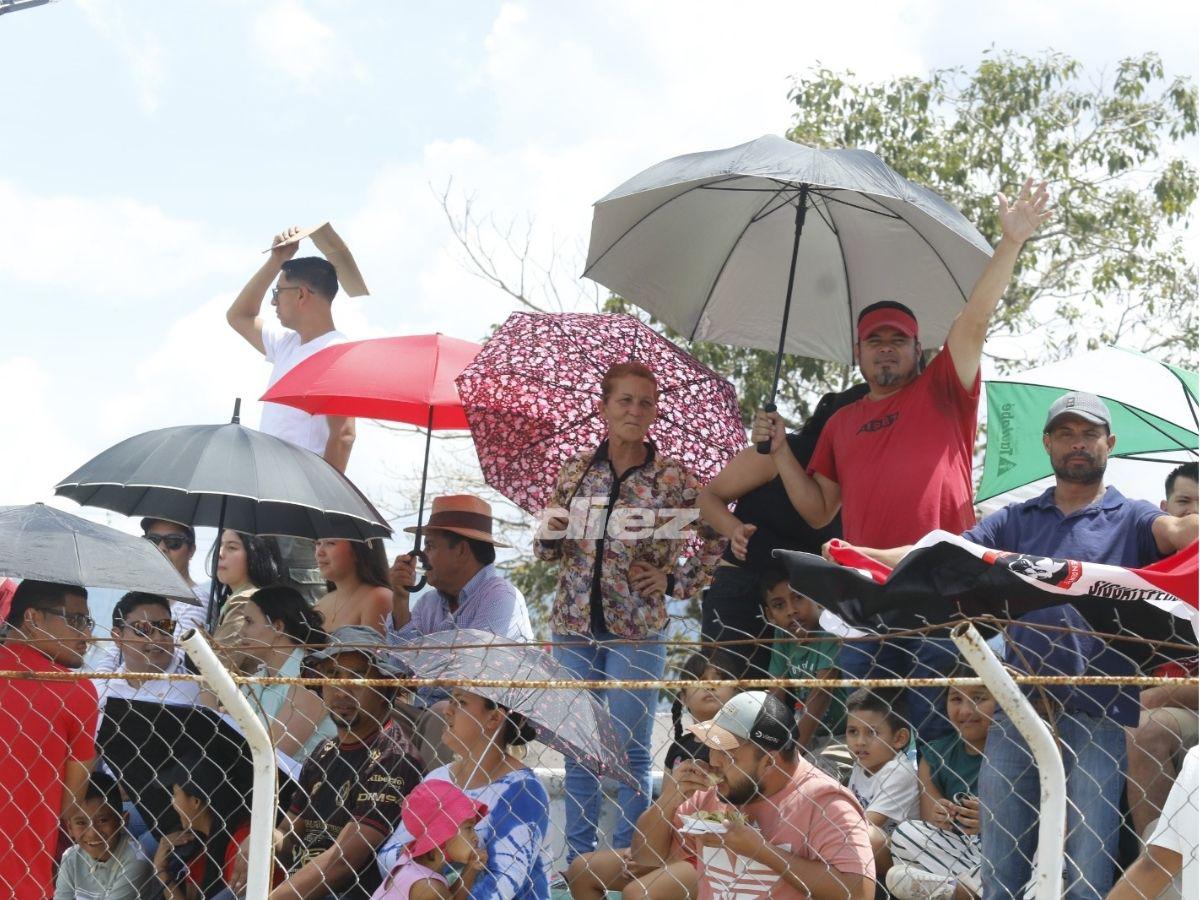 ¿Quién es la bella fotógrafa? Amargura del Independiente, llenazo en Siguatepeque, las 'creídas' y fiesta en el Choloma