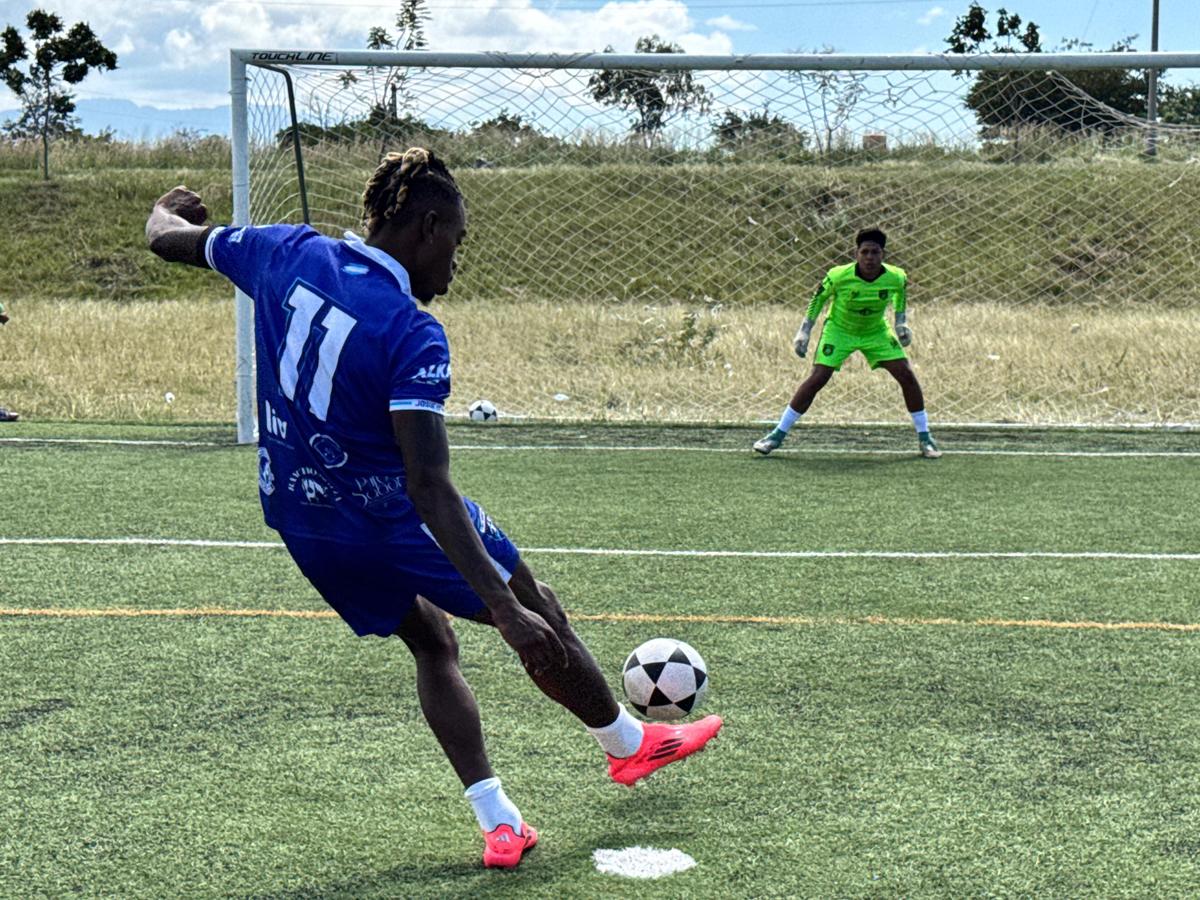 La alegría de un joven portero al ser entrenado por Alberth Elis y otros futbolistas de la Selección de Honduras