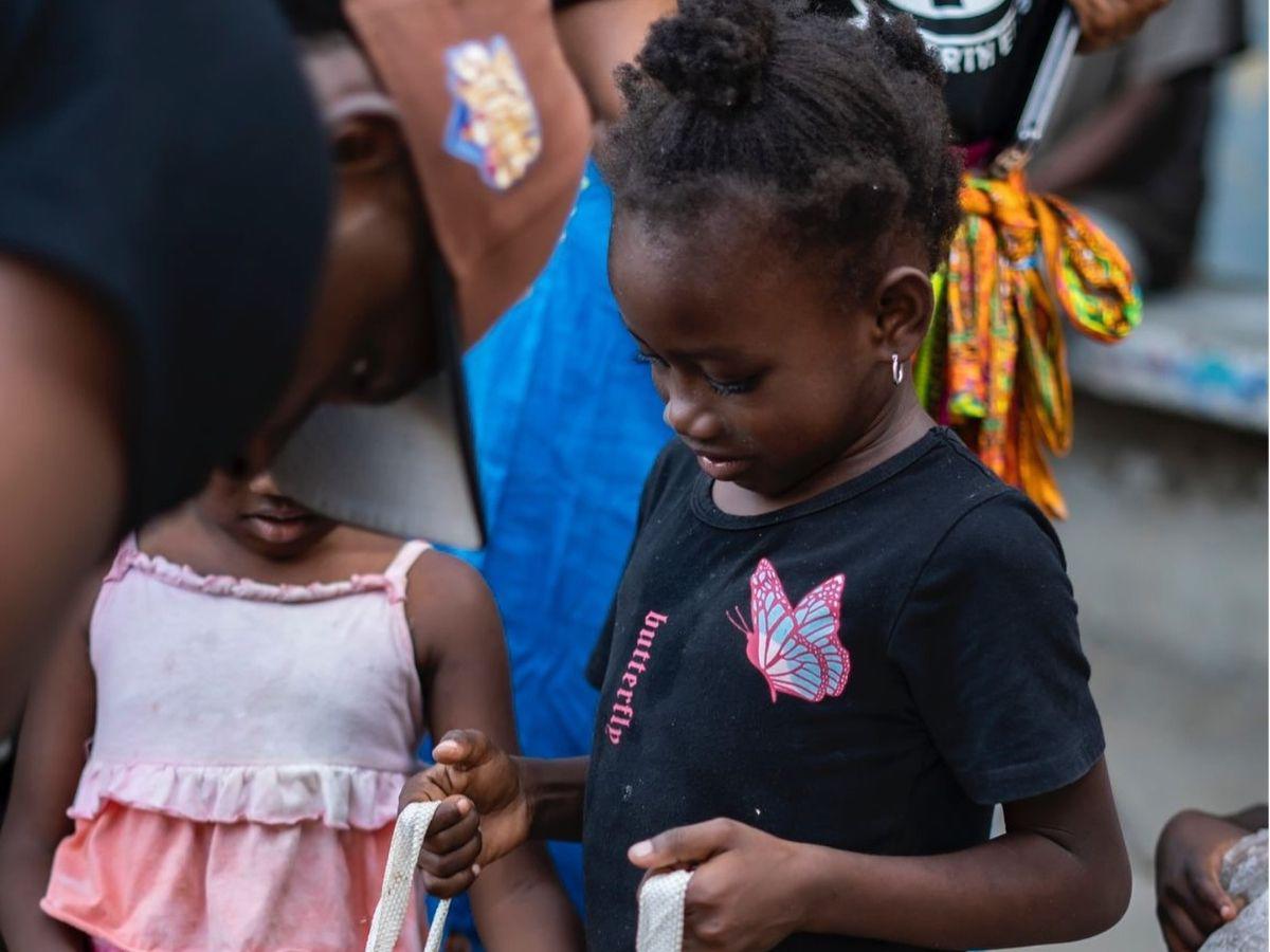 Para ponerse de pie: Fundación de Alberth Elis sorprende con donación a catrachos de cuatro ciudades de Honduras