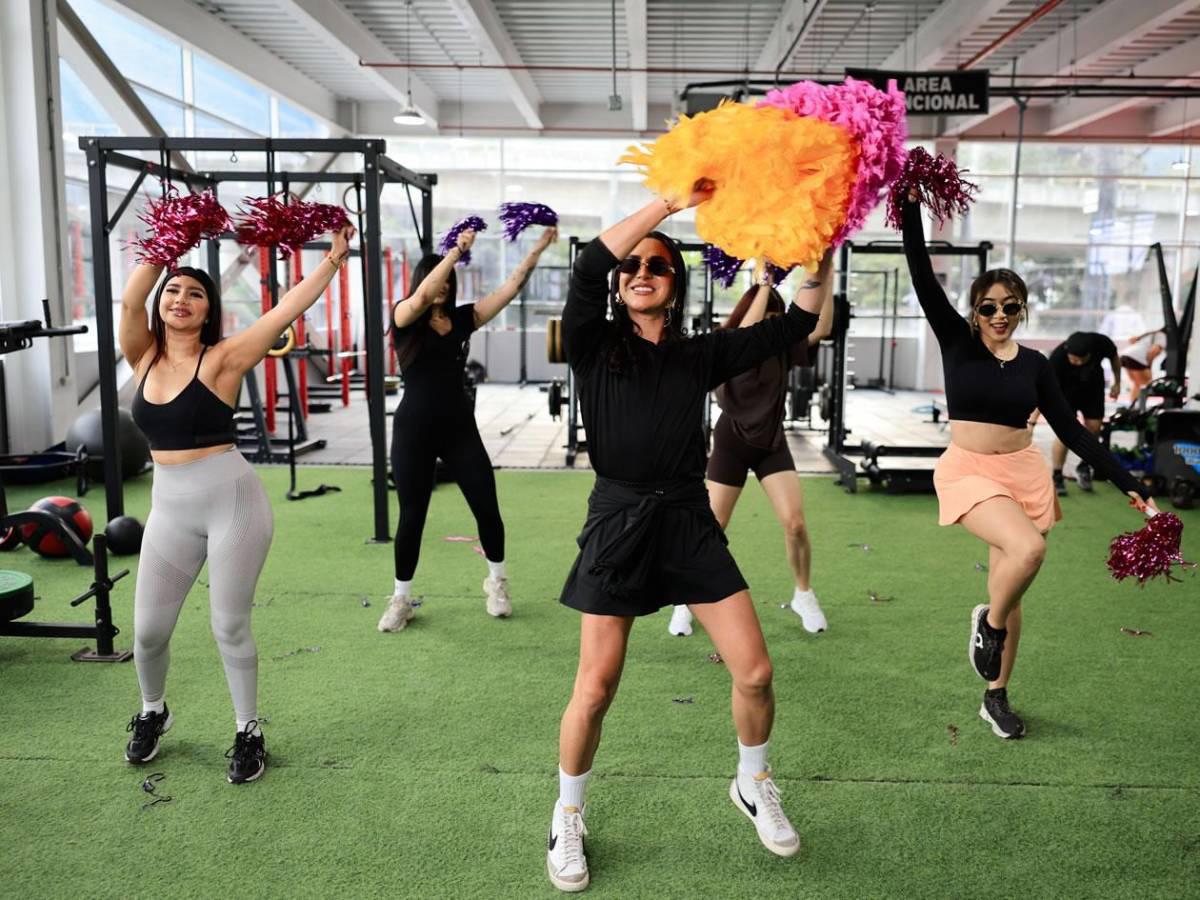 ¡Derroche de hermosura! Así se preparan las bellas pomponeras para el partido de tiktokers entre Honduras y El Salvador