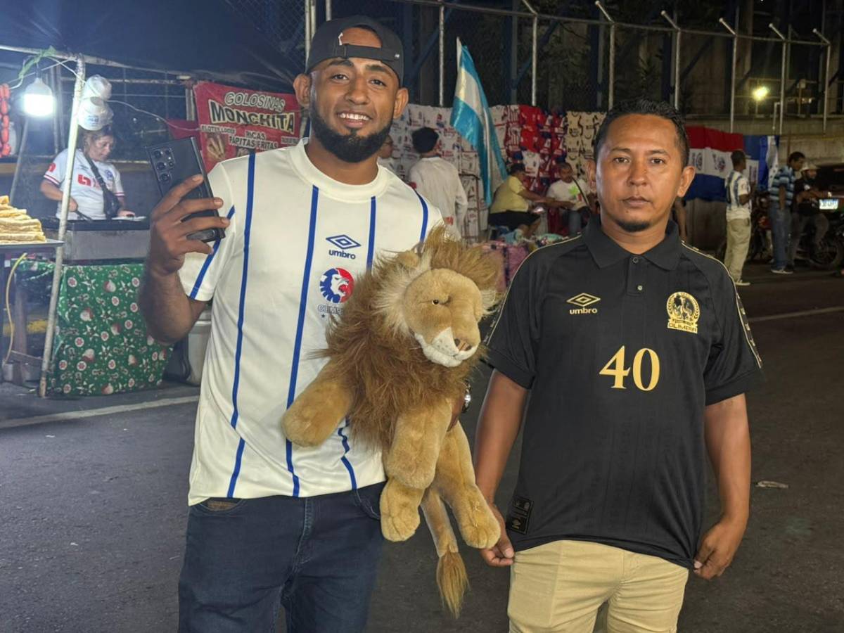 Regalo de la Ultra Fiel a los aficionados y largas filas: así se vive el Olimpia-Cartaginés