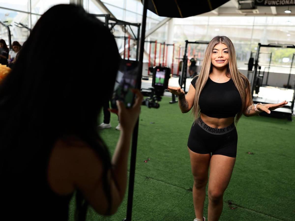 ¡Derroche de hermosura! Así se preparan las bellas pomponeras para el partido de tiktokers entre Honduras y El Salvador