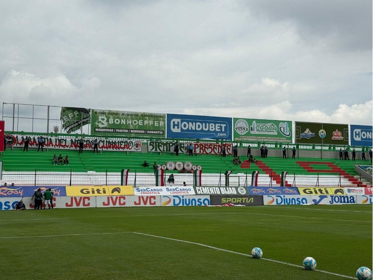 ¿Quién era la guapa de lentes verdes? Marathón pule el Yankel en su centenario y el ambientazo en el clásico de las Emes