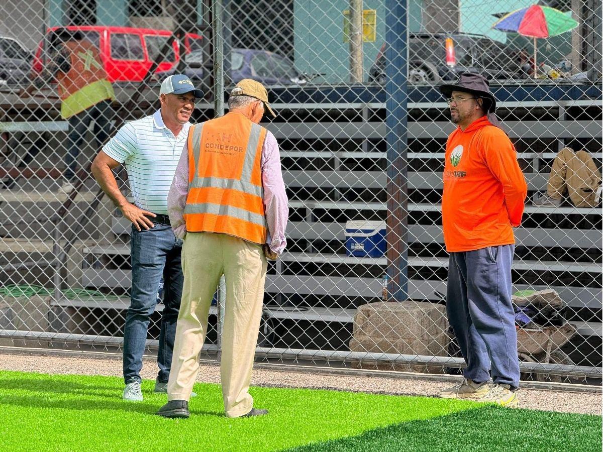En fotos: Condepor supervisa avances de la construcción de moderna cancha sintética en popular colonia de Tegucigalpa