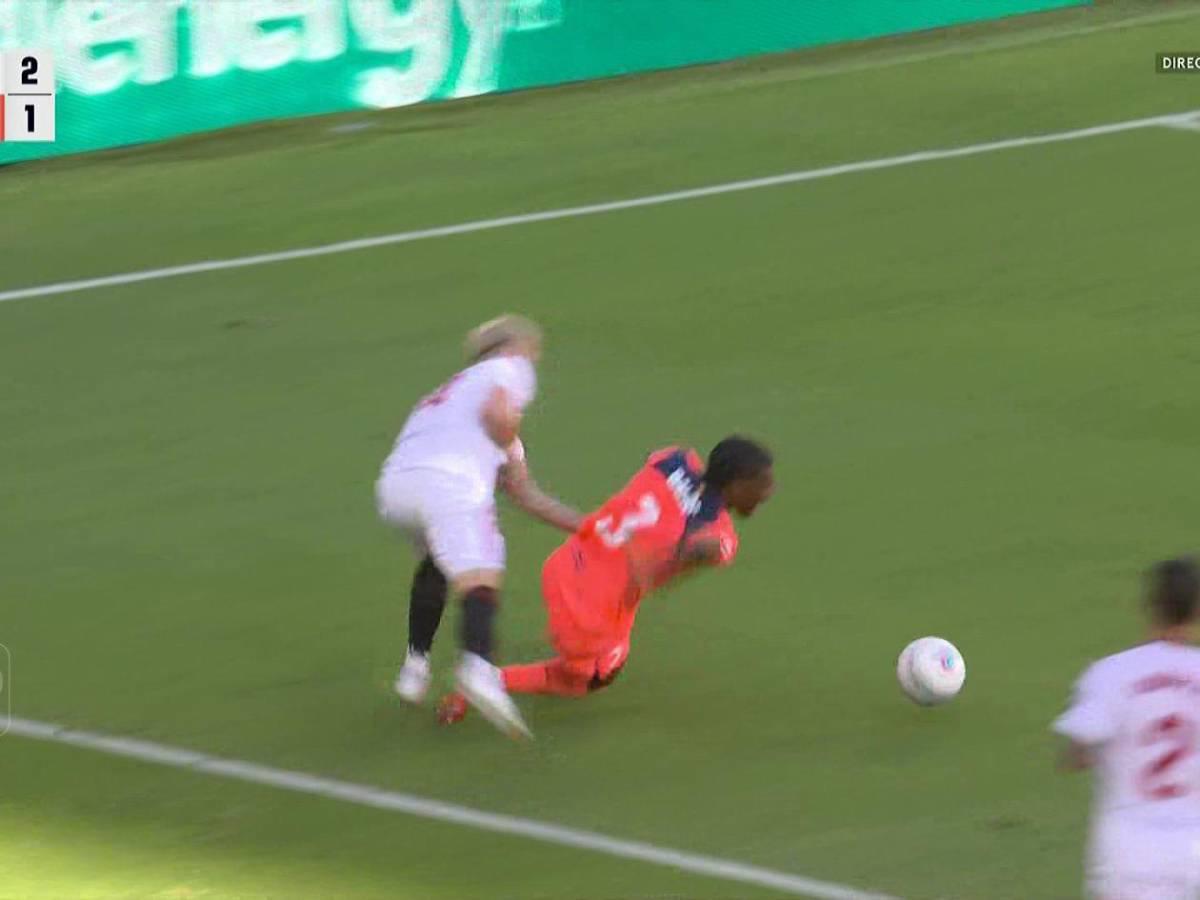 La gran polémica en el Sevilla-Barcelona, Lewandowski fue el villano y la amargura de Hansi Flick