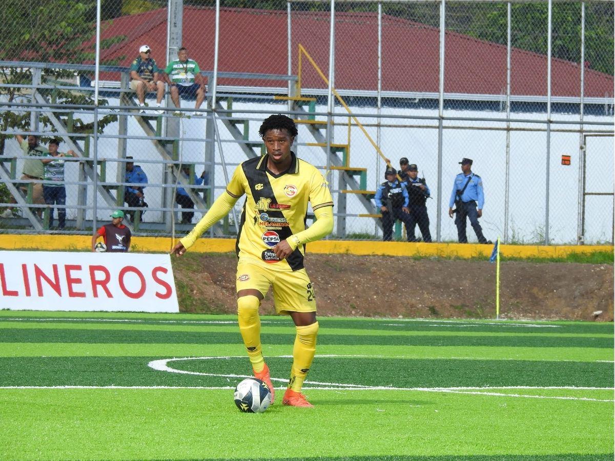 ¡Una mesa de billar! Las fotos que dejó el histórico choque Juticalpa-Génesis en el Estadio Óscar Peralta de Olancho