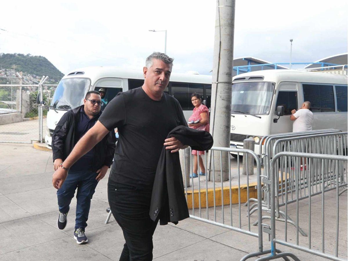 ¿Quién era la chica de verde? Derroche de bellezas en la previa del Olimpia-Motagua, ¡Bengtson fue sorprendido!