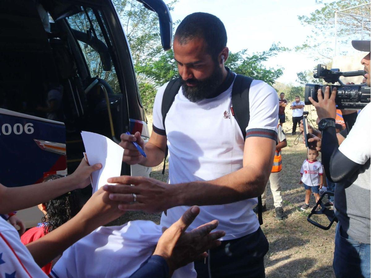 ¿Quién es el chele que debutó con Olimpia? Notición en el león antes de visitar al América y las dos nenas de azul que enamoraron