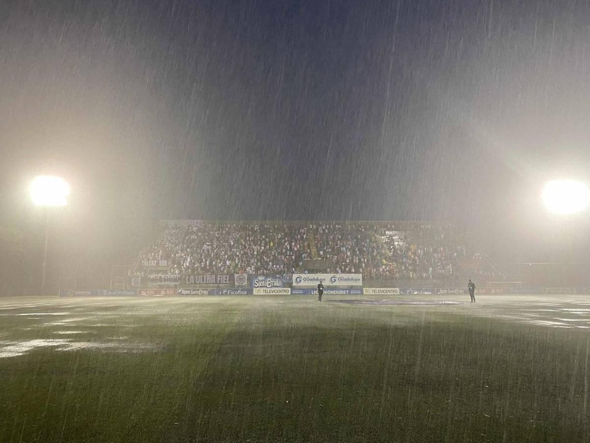 La polémica jugada de Olimpia que reclama Patón, diluvios en los estadios y las bellas modelos que se mojaron en Choluteca