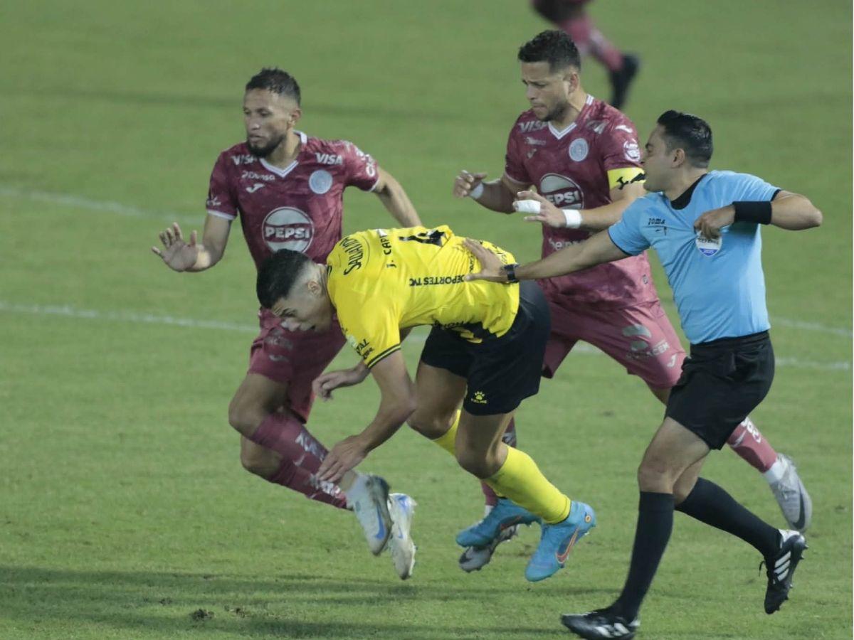 Zafarrancho entre Real España-Motagua, chica del ciclón enamora, argentino sorprende y el frío se apoderó en el Morazán