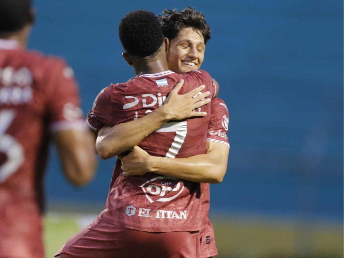 Tiktoker roba suspiros, rabieta de Raúl Cáceres y DT del Motagua se robó el show en sol centro en el Estadio Olímpico