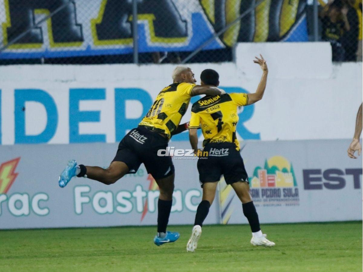 Barra de Real España sacó espectacular manta, chica bella robó suspiros y agarrón de Héctor Vargas con “La Máquina”