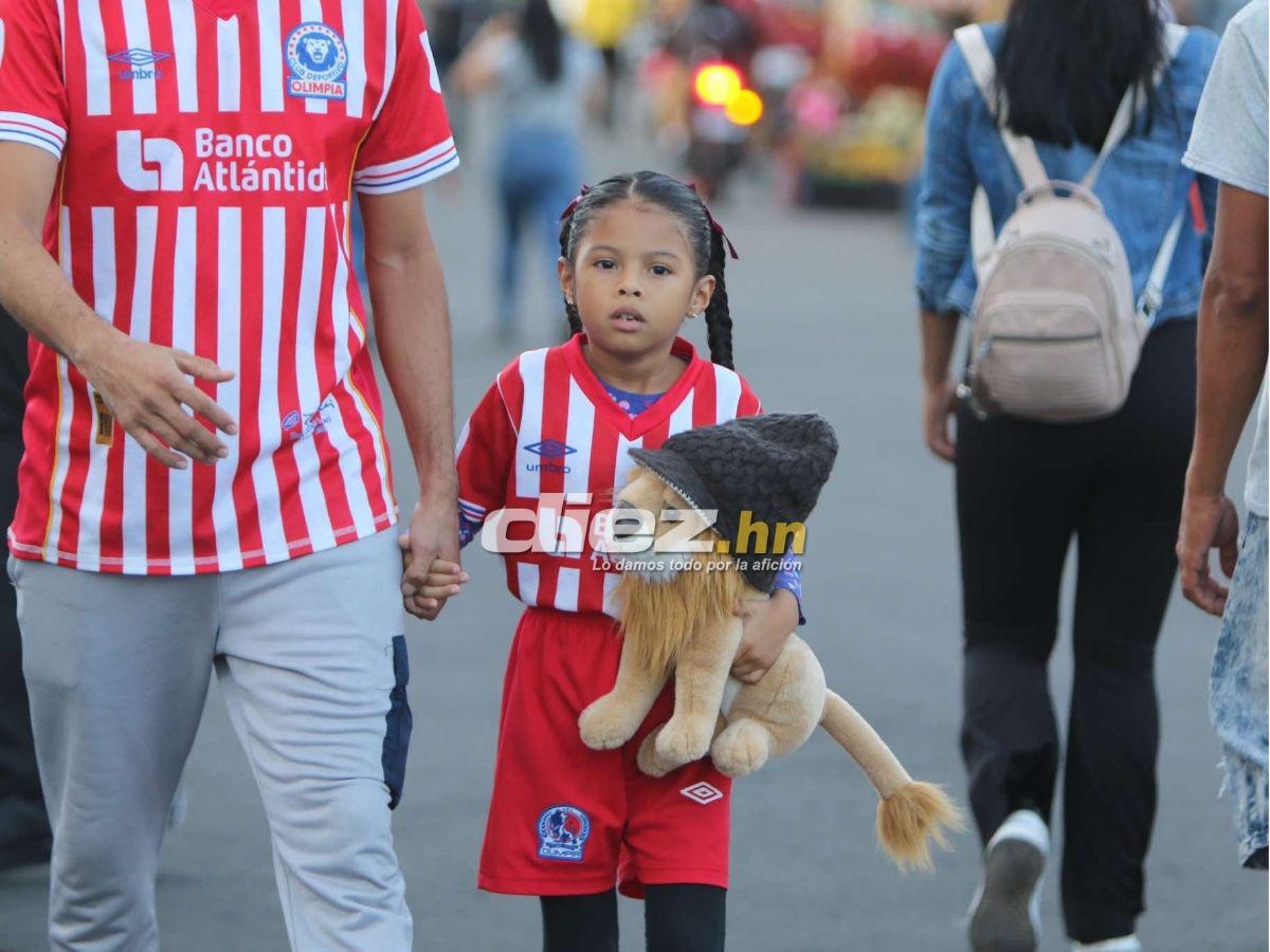 Descomunal show de la Ultra Fiel: así es el infierno que le preparó la afición de Olimpia al Antigua por Copa Centroamericana