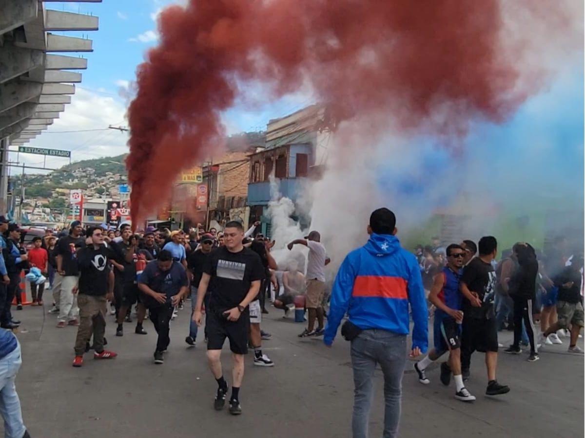 ¿Quién era la chica de verde? Derroche de bellezas en la previa del Olimpia-Motagua, ¡Bengtson fue sorprendido!