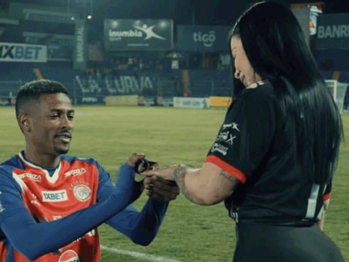 Giro inesperado: Futbolista tico le pidió matrimonio en pleno juego, pero a los días lo cortó ¿Quién es ella?