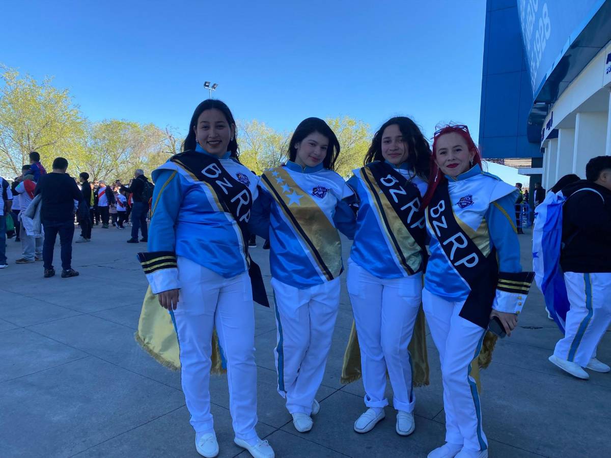 Con bellas palillonas y chucky presente: así se vivió la previa del amistoso entre Honduras y Perú en España