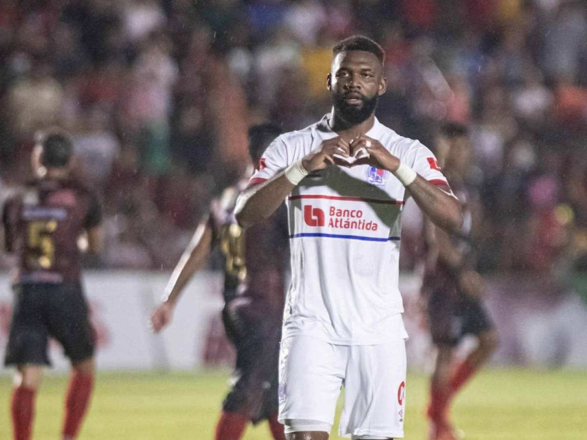 Mujer policía causa furor, promesa de Olimpia sorprende y Benguché responde insulto en el estadio Rubén Deras