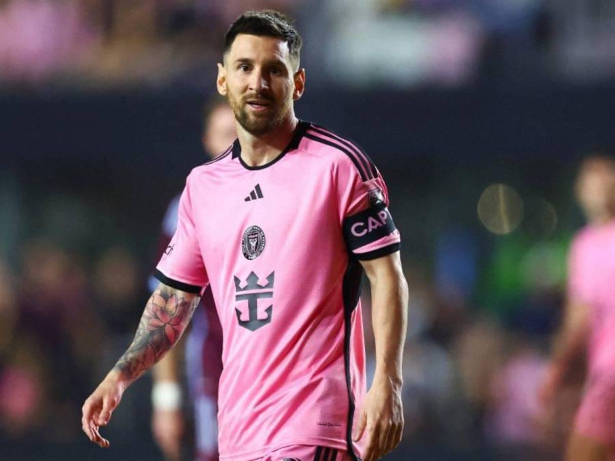Daddy Yankee sorprendió a Messi con este dorsal en su camisa, abrazo con David Ruiz y enorme gesto Leo