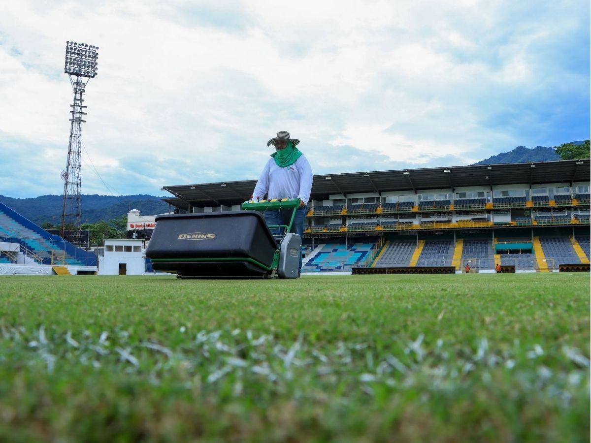 ¡Una mesa de billar! Así pulen el Estadio Francisco Morazán para albergar el Honduras vs Costa Rica por la Eliminatoria