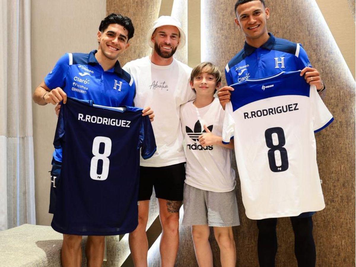 ¡Arde la Eliminatoria! Pancarta picante, jugador de Panamá es bajado por la Interpol; Palma y Arriaga son sorprendidos