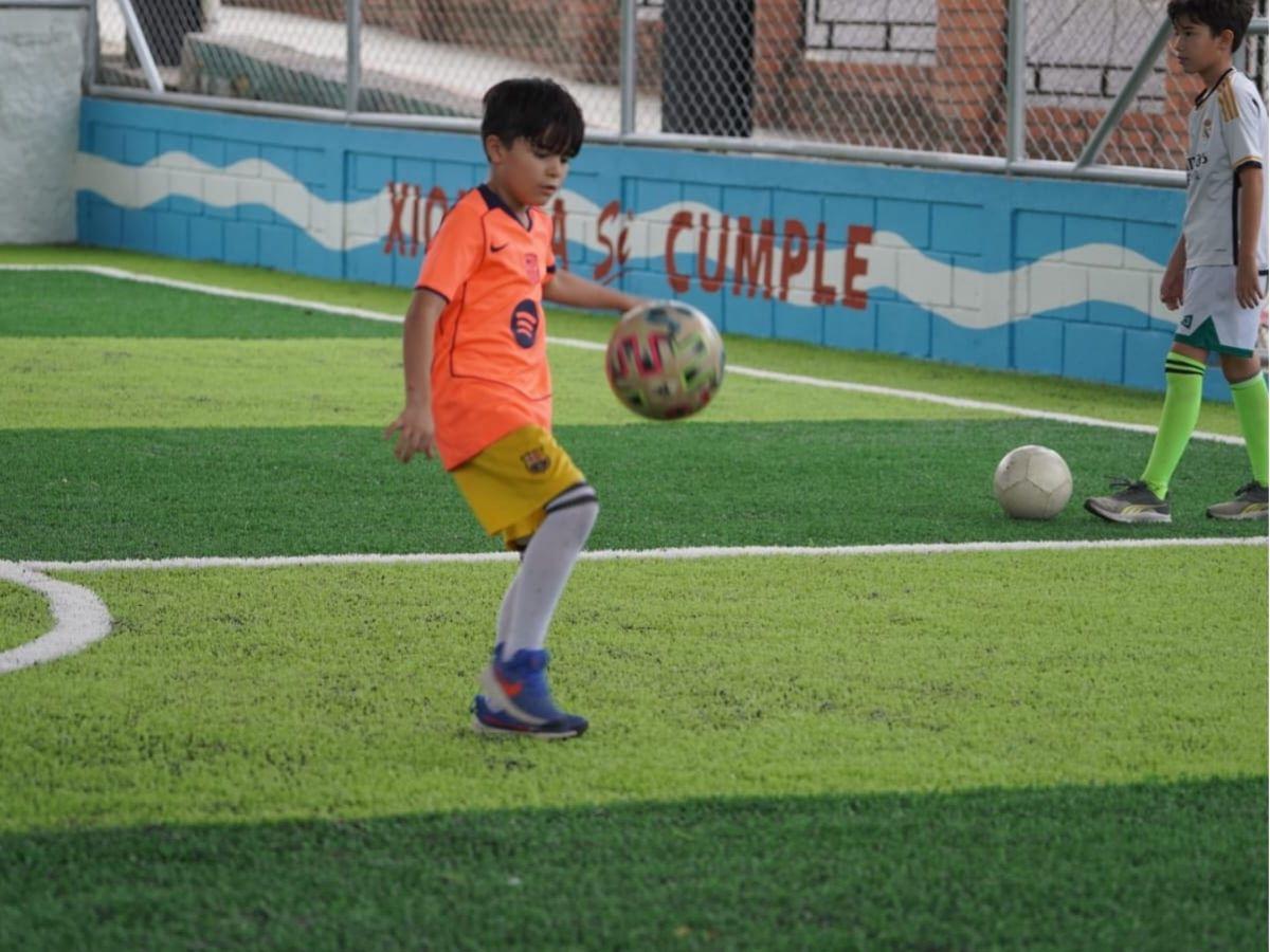 Colonia Los Robles estrena moderna cancha de fútbol sintética entregada por Condepor