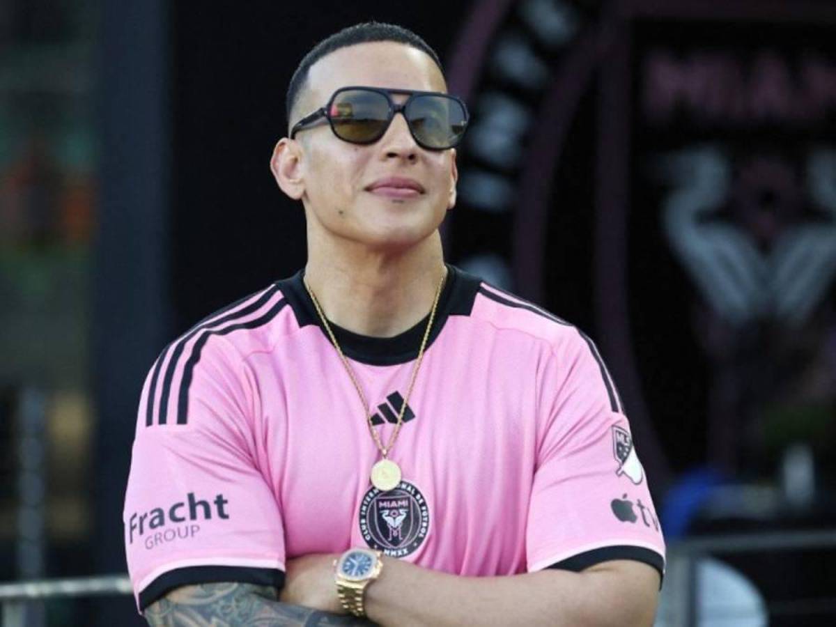 Daddy Yankee sorprendió a Messi con este dorsal en su camisa, abrazo con David Ruiz y enorme gesto Leo