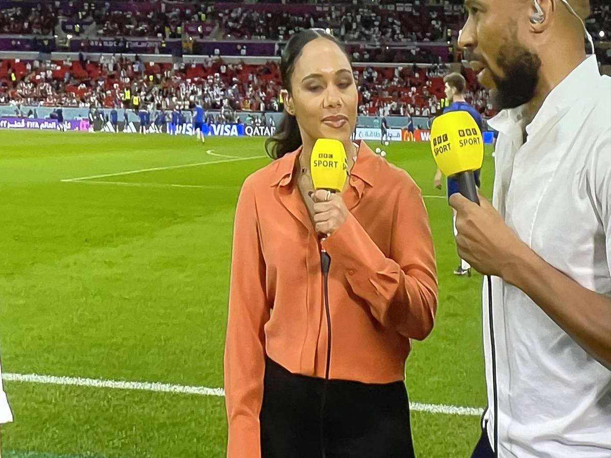 Nadie se atrevió a tanto: Quién es la periodista y exfutbolista que está desafiando las normas del Mundial de Qatar
