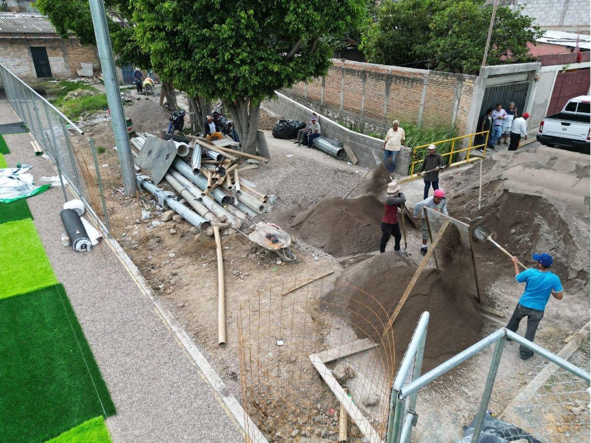 En fotos: Condepor supervisa avances de la construcción de moderna cancha sintética en popular colonia de Tegucigalpa