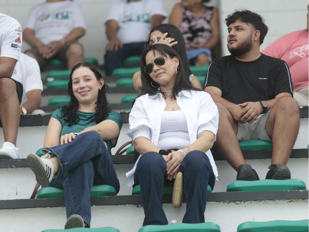 ¿Quién era la bella chica de la Cruz Roja? Tiktoker enamora y las mujeres que cautivaron en los estadios Nacional y Excélsior