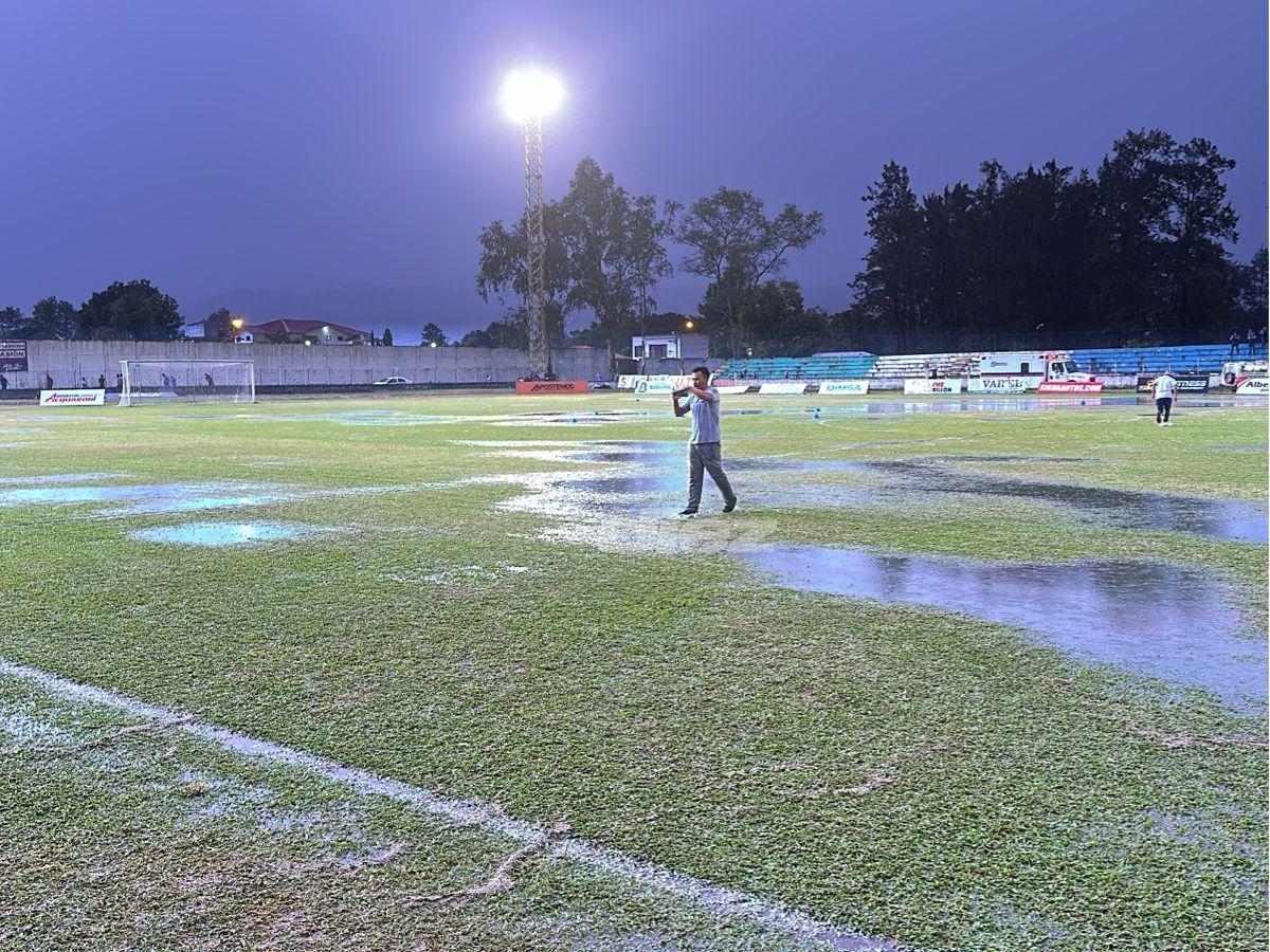 La lluvia azotó la finalísima en Siguatepeque: los locos del Independiente bajo el agua y la cancha parecía río