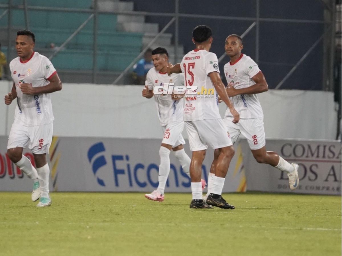 Barra de Real España sacó espectacular manta, chica bella robó suspiros y agarrón de Héctor Vargas con “La Máquina”