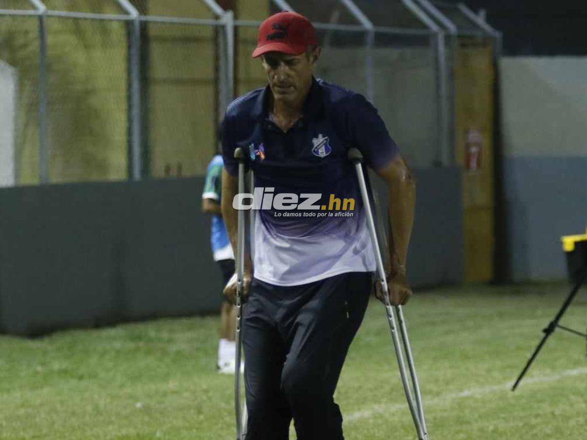 Raúl Musuruana, entrenador argentino del Honduras Progreso, dirigió con muletas el partido entre Honduras Progreso-Oro Verde. FOTO: Neptalí Romero.