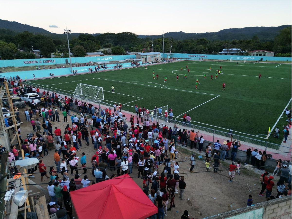 ¡Con leyendas! Condepor inaugura cancha sintética en reconocido municipio de Francisco Morazán