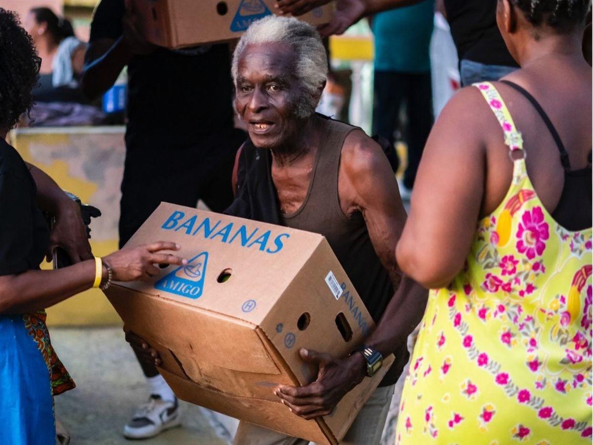 Para ponerse de pie: Fundación de Alberth Elis sorprende con donación a catrachos de cuatro ciudades de Honduras