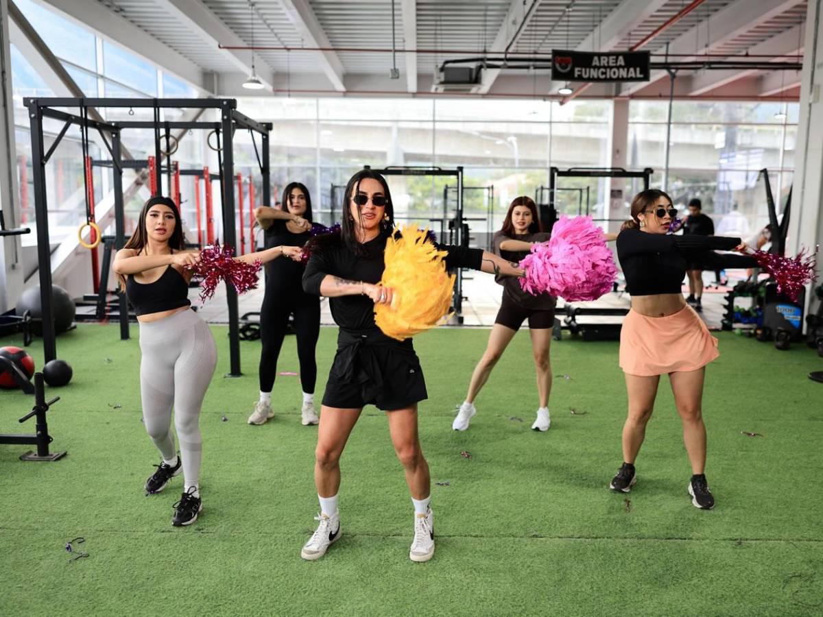 ¡Derroche de hermosura! Así se preparan las bellas pomponeras para el partido de tiktokers entre Honduras y El Salvador