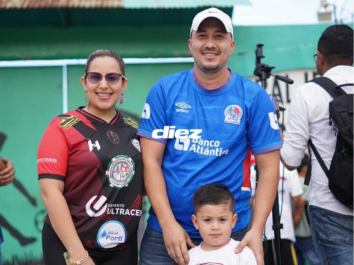 Aficionados de Olimpia sorprenden con motos curiosas, las bellas cipotas de Choloma y blindaje total al Rubén Deras