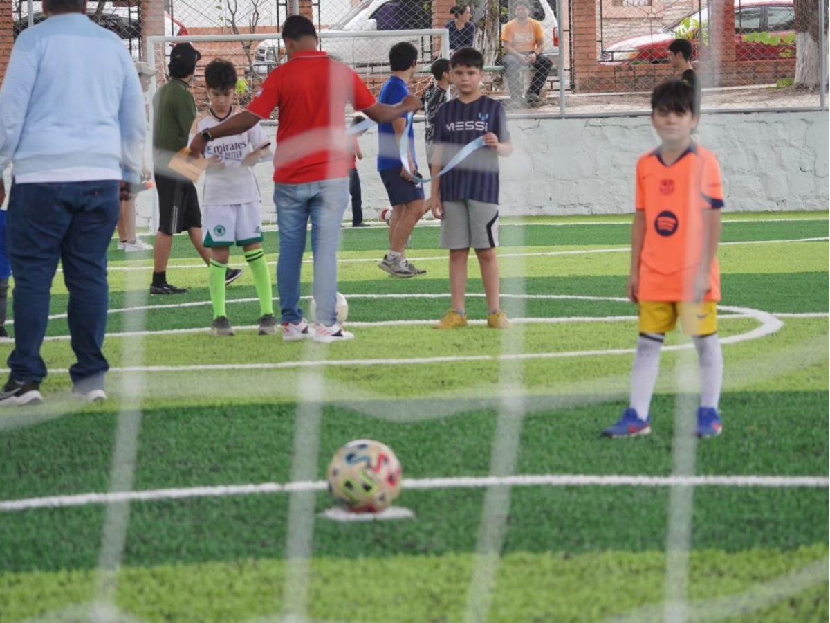 Colonia Los Robles estrena moderna cancha de fútbol sintética entregada por Condepor