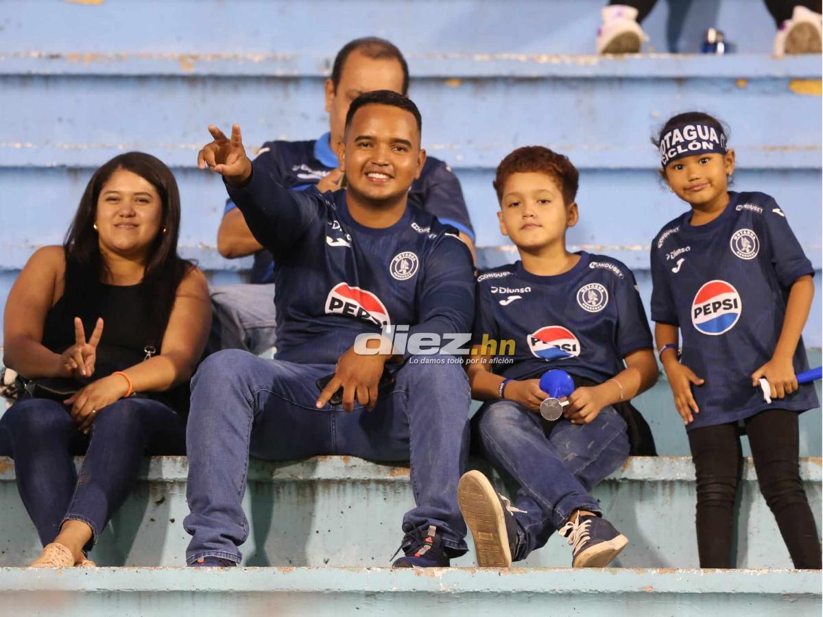 Chica de bolso rosado cautiva, las lindas hinchas del Motagua en el Nacional y novia de Auzmendi se hizo presente