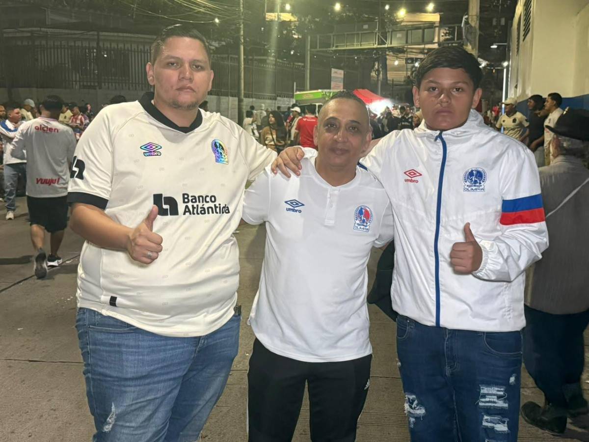 Regalo de la Ultra Fiel a los aficionados y largas filas: así se vive el Olimpia-Cartaginés