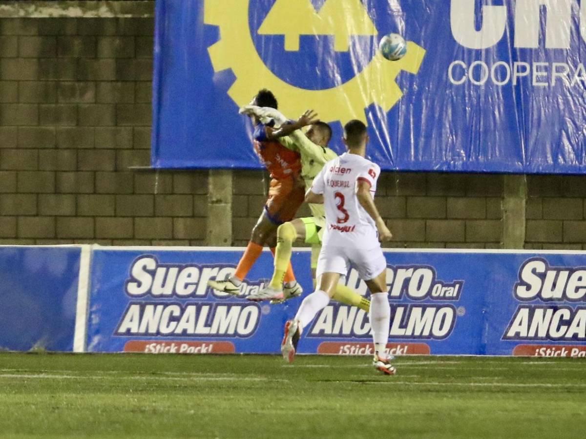 La polémica jugada de Olimpia que reclama Patón, diluvios en los estadios y las bellas modelos que se mojaron en Choluteca