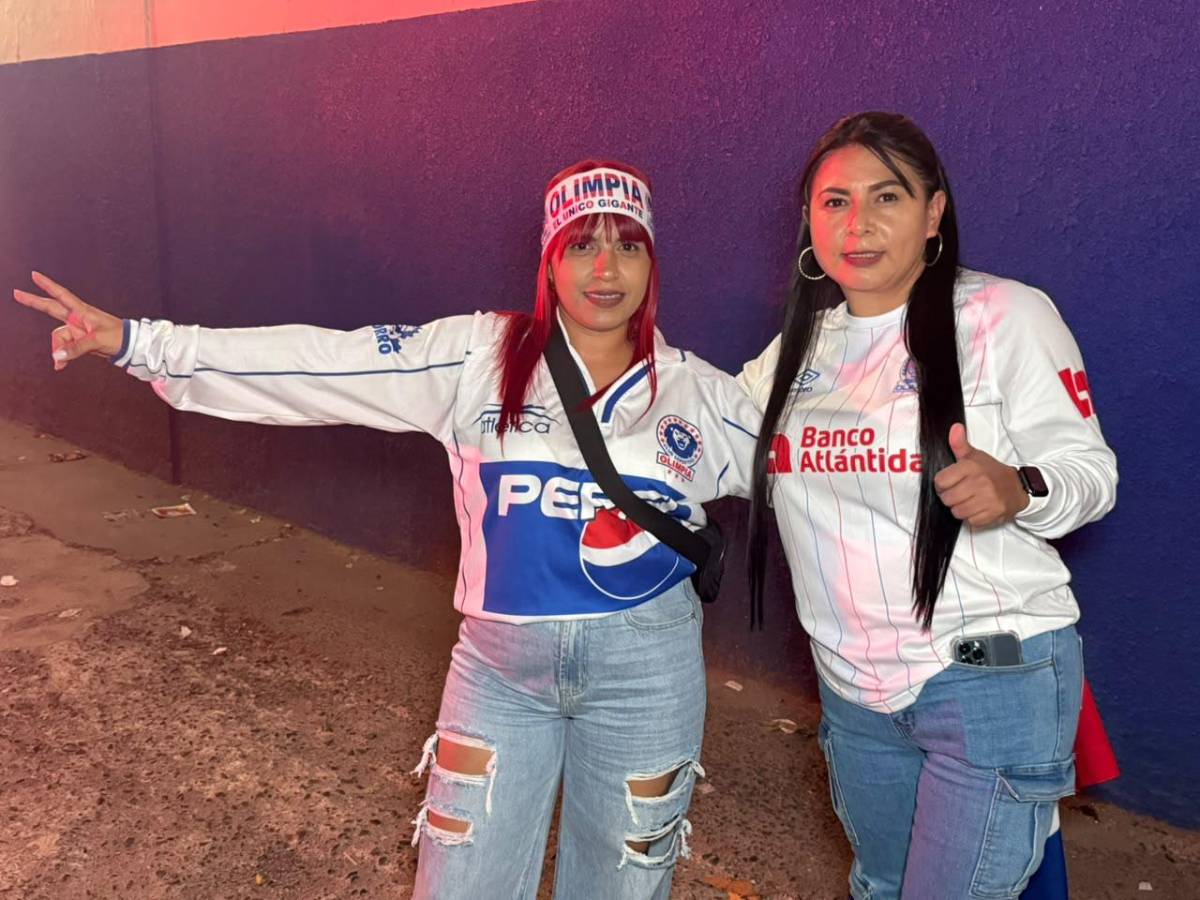 Regalo de la Ultra Fiel a los aficionados y largas filas: así se vive el Olimpia-Cartaginés