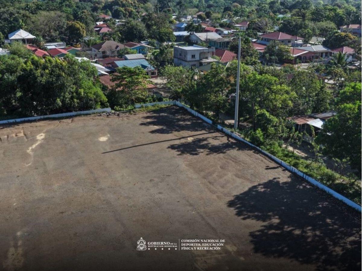 ¡A toda marcha! Condepor acelera proyectos de canchas de fútbol en municipios del departamento de Atlántida