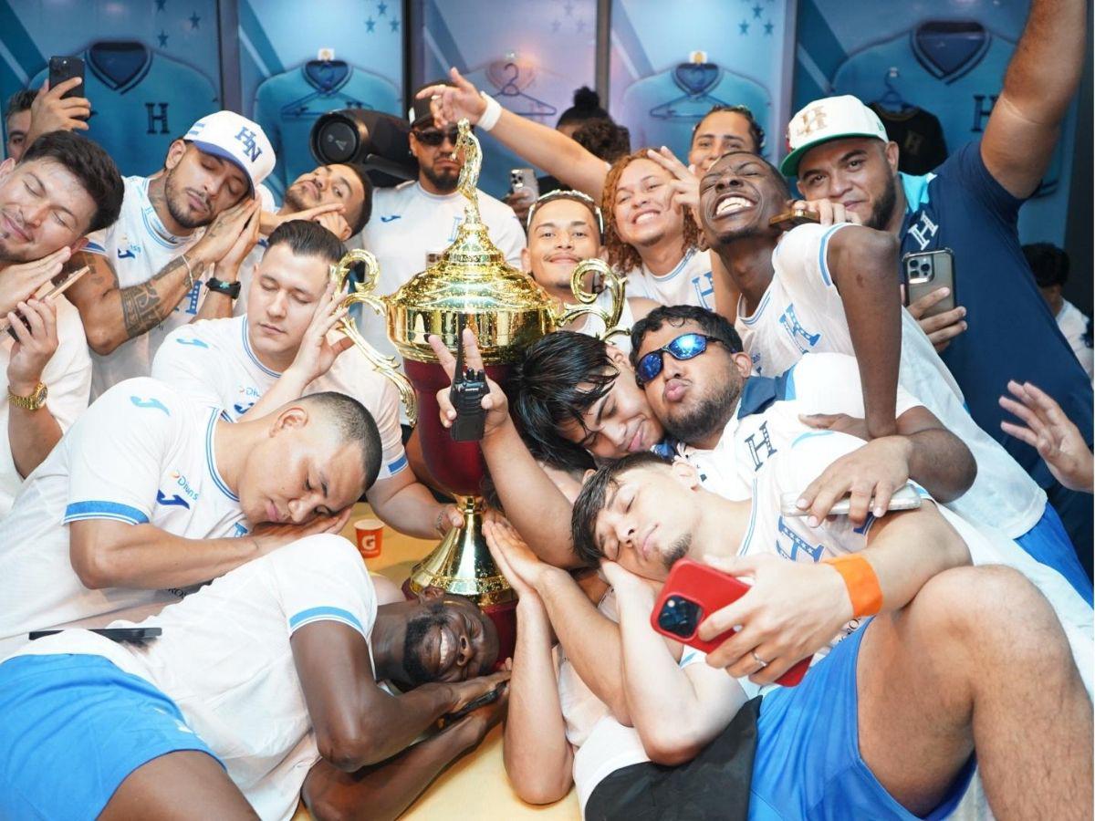 Prensa de El Salvador denuncia trampa y malos tratos de aficionados hondureños en juego de tiktokers: quedaron mal