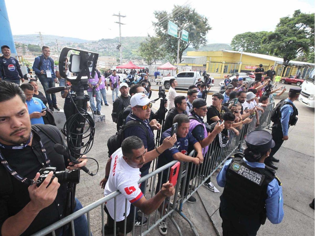 ¿Quién era la chica de verde? Derroche de bellezas en la previa del Olimpia-Motagua, ¡Bengtson fue sorprendido!