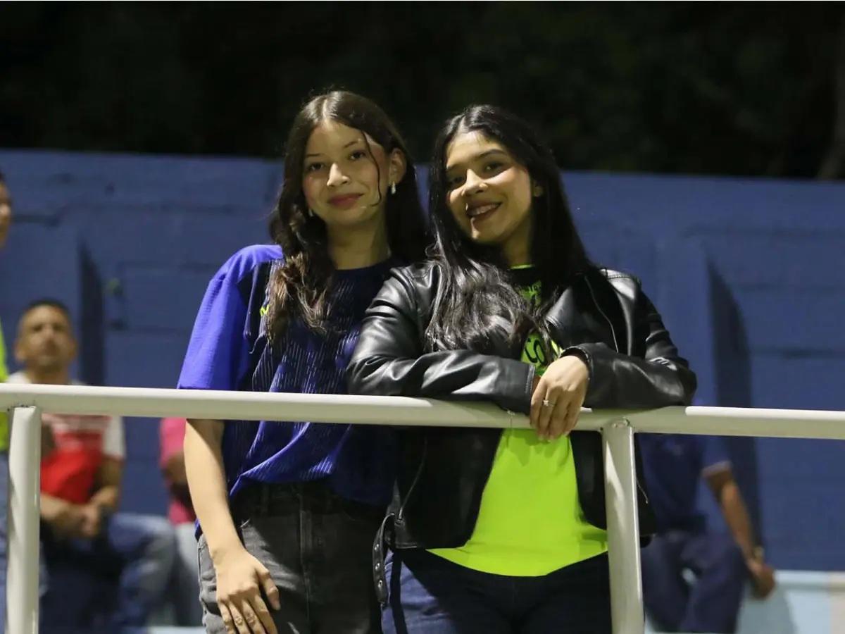 Michaell Chirinos se lleva tremendo beso de otro jugador, el inesperado salvador y homenaje a Orinson Amaya