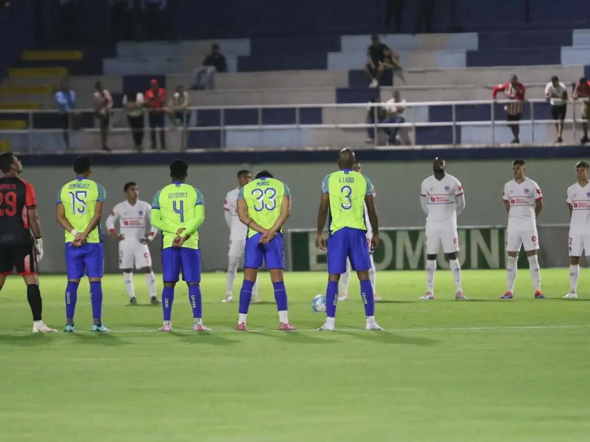 Michaell Chirinos se lleva tremendo beso de otro jugador, el inesperado salvador y homenaje a Orinson Amaya
